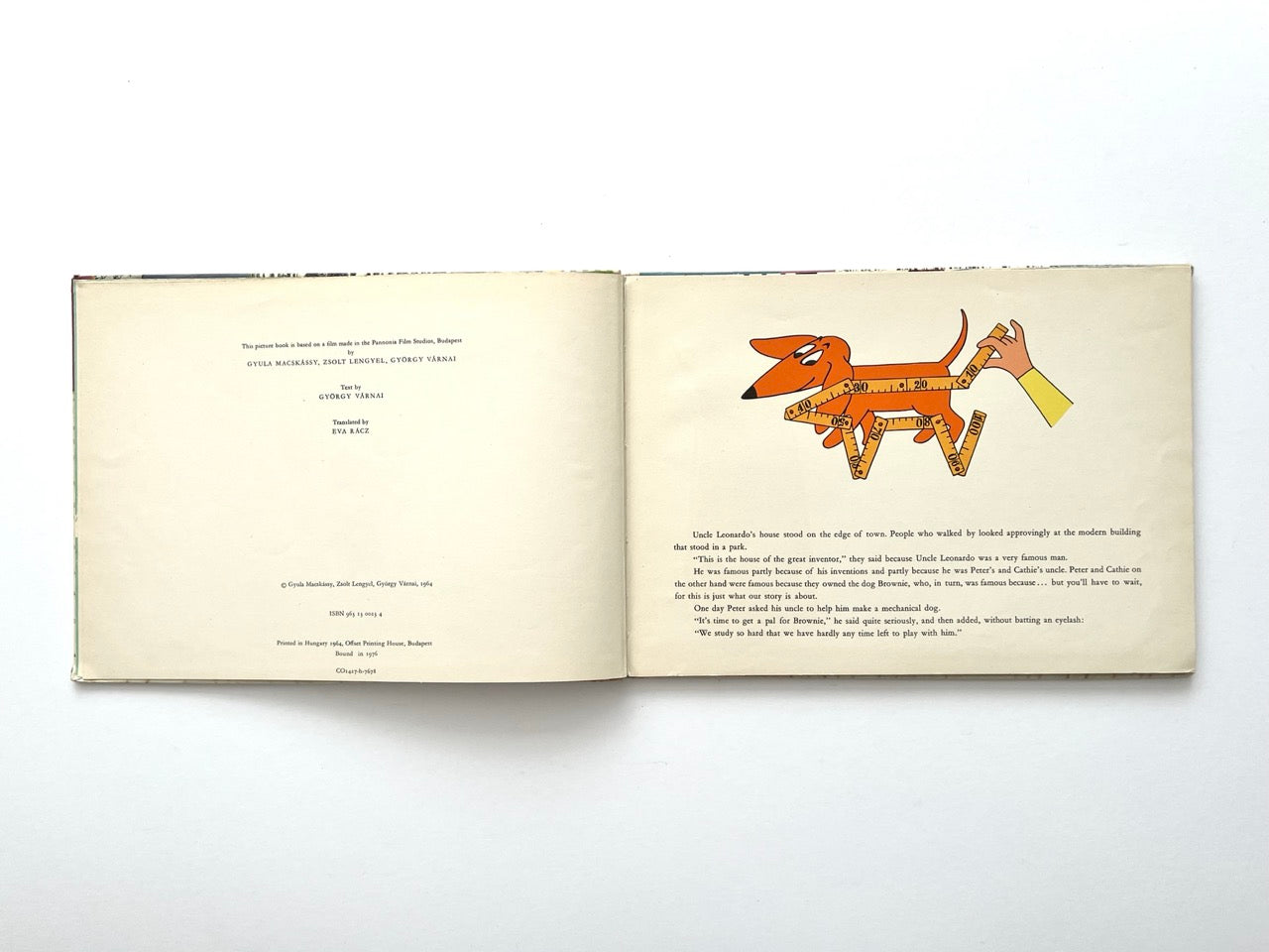 Brownie and the Mechanical Dog by György Várnai, 1976 – opening story spread with ruler-constructed dog illustration and printed publication details.