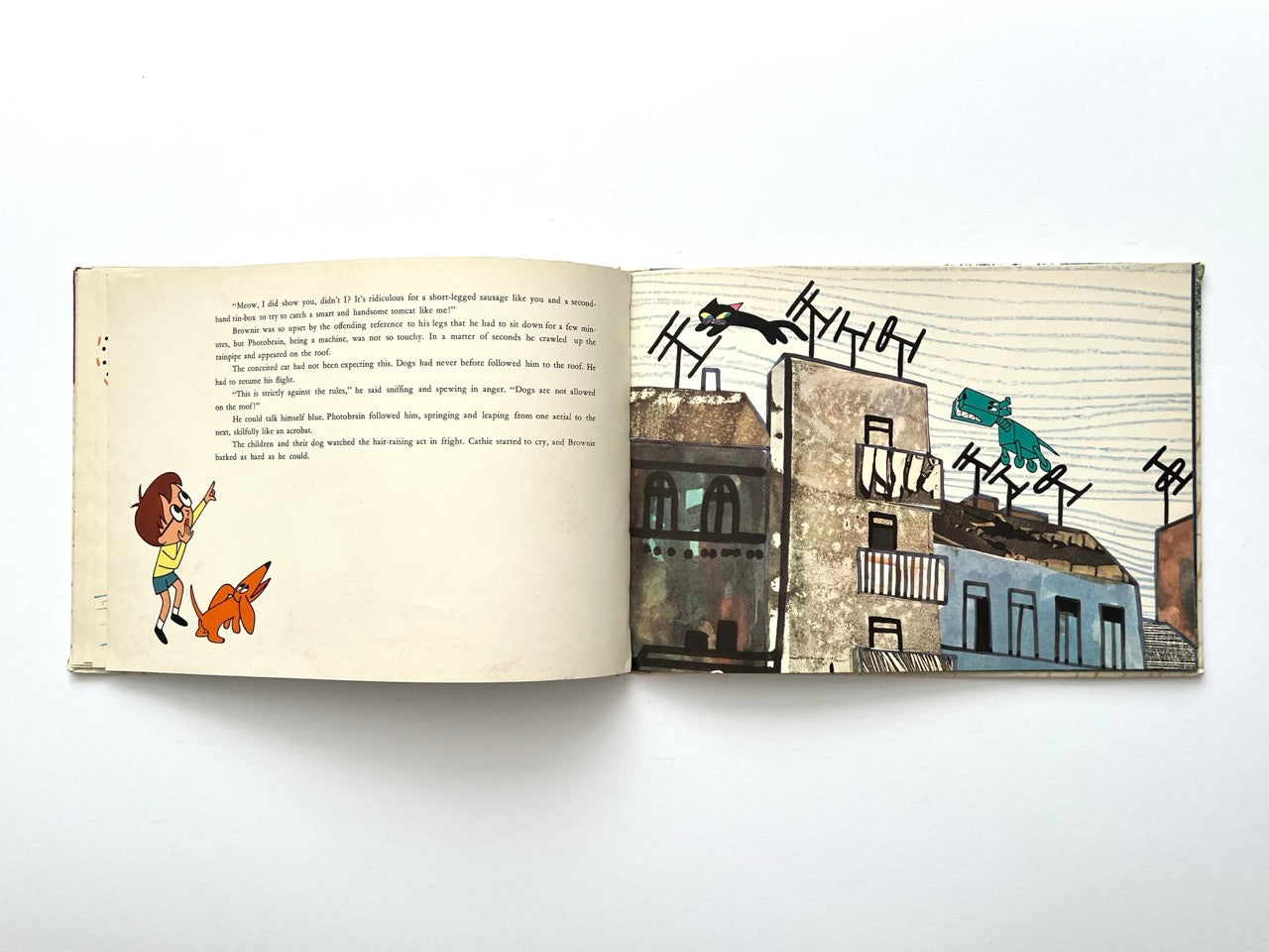 Brownie and the Mechanical Dog by György Várnai, 1976 – rooftop chase scene with mechanical dog leaping across buildings and antennas in bold graphic style.
