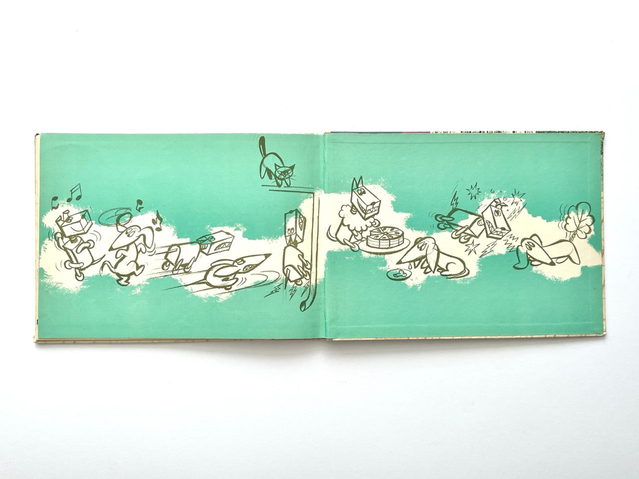 Brownie and the Mechanical Dog by György Várnai, 1976 – illustrated endpapers featuring playful line drawings of Brownie and the mechanical dog in motion.