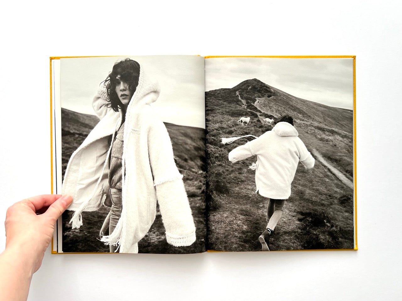 Interior spread from Sessùn Automne Hiver 2015 / 2016 catalogue showing black-and-white fashion photography in mountain landscape