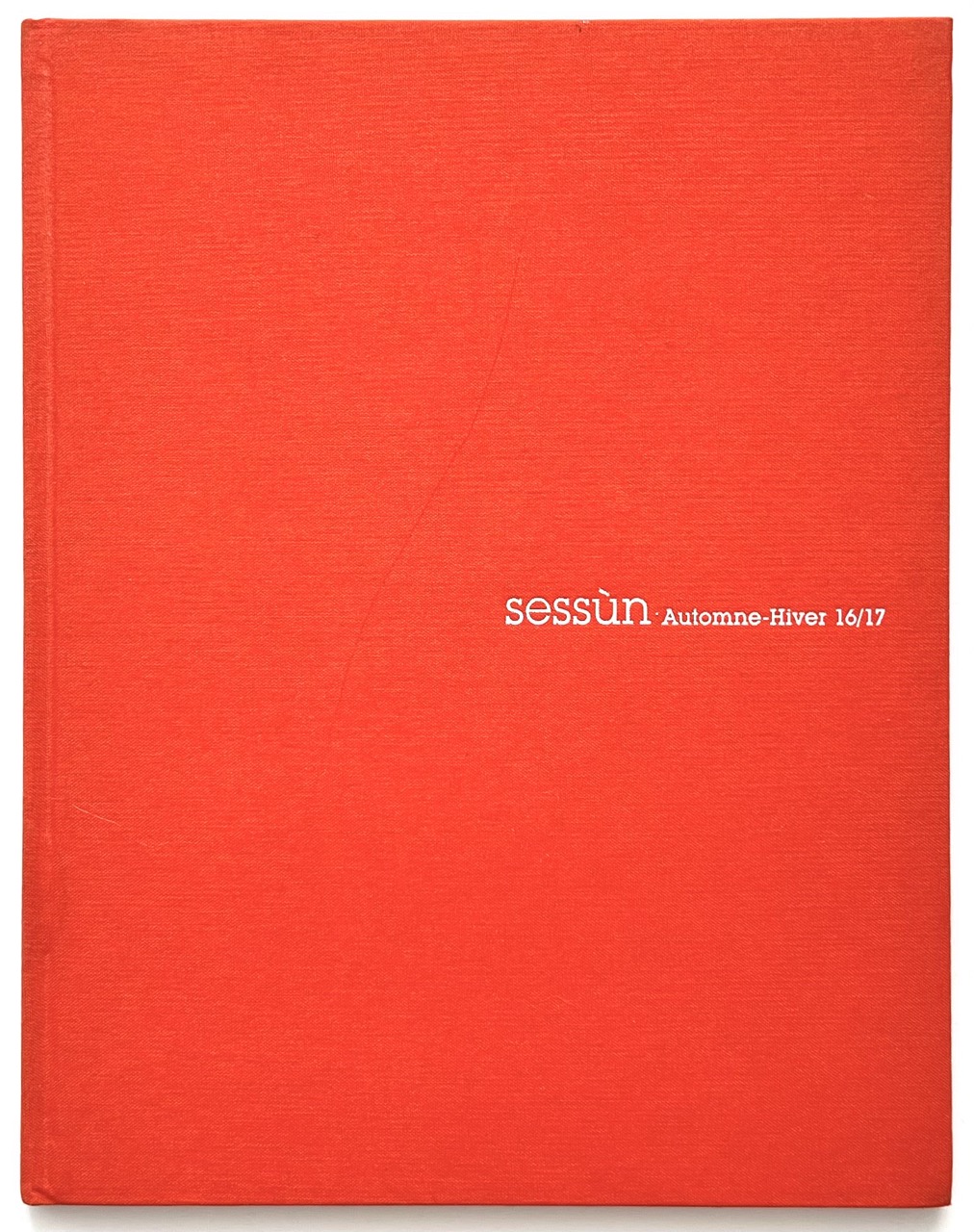 Front cover of Sessùn Automne-Hiver 16/17 catalogue with red cloth binding and white printed title